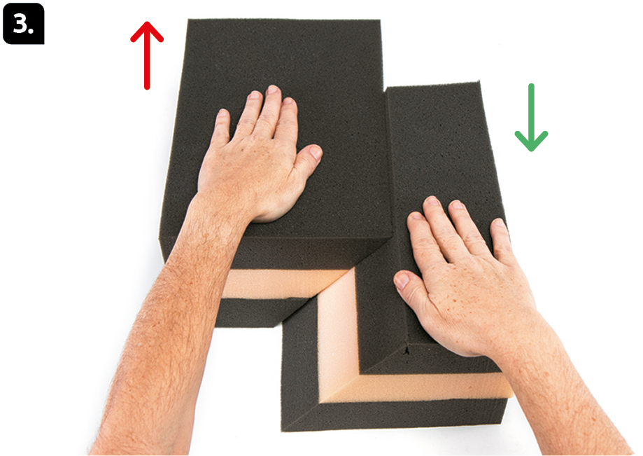 Fotografia 3. Destaque para uma pessoa segurando o bloco com corte diagonal e setas indicando o movimento para trás e para frente respectivamente.