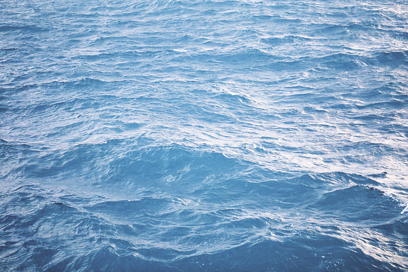 Fotografia. Mar azul sem ondas.