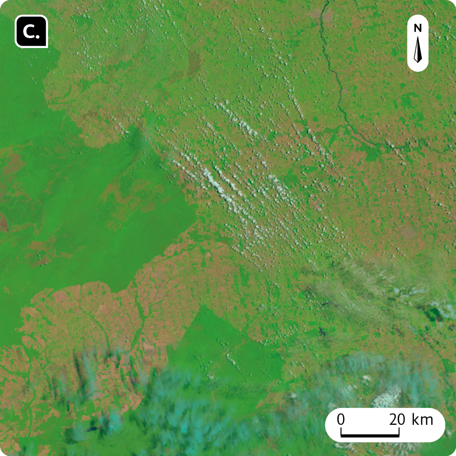 Fotografia C. Vista aérea. Imagem de satélite de área coberta por vegetação com áreas desmatadas ao centro e à direita. No canto superior direito, seta apontando para o norte e na parte inferior, a escala: 20 quilômetros por centímetro.