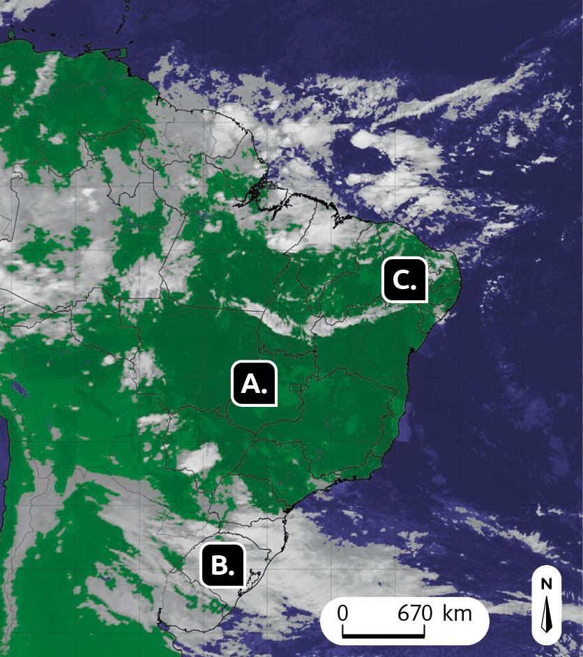 Fotografia. Imagem de satélite do Brasil com áreas verdes em grande parte do território, indicado pela letra A, com nuvens no norte e no sul, letra B, e áreas esbranquiçadas no nordeste, letra C. No canto inferior direito, seta apontando para o norte e a escala: 670 quilômetros por centímetro.