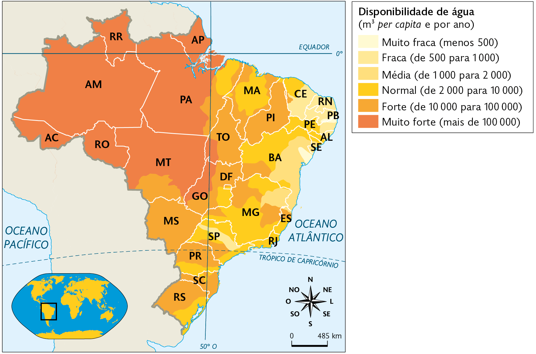 Mapa. Disponibilidade de água no Brasil (2009). Disponibilidade de água (metros cúbicos per capita e por ano). 
Muito fraca (menos 500): sul da Paraíba e área no leste da Bahia. 
Fraca (de 500 para 1000): em maior concentração nos estados da Região Nordeste. Média (de 1.000 para 2.000): em maior concentração na Região Nordeste. Normal (de 2000 para 10000): nos estados do Nordeste, Sudeste e em áreas dispersas nos estados do Sul. Forte (de 10000 para 100000): quase a totalidade do Tocantins, e Piauí, áreas dispersas nas Regiões Sudeste e Sul, todo o Mato Grosso do Sul e sul do Mato Grosso e leste e sul de Goiás. Muito forte (mais de 100000): toda a Região Norte, norte do Mato Grosso e oeste de Goiás. No canto inferior esquerdo, mapa de localização, planisfério destacando a região descrita. No canto inferior direito, rosa dos ventos e a escala: 485 quilômetros por centímetro.