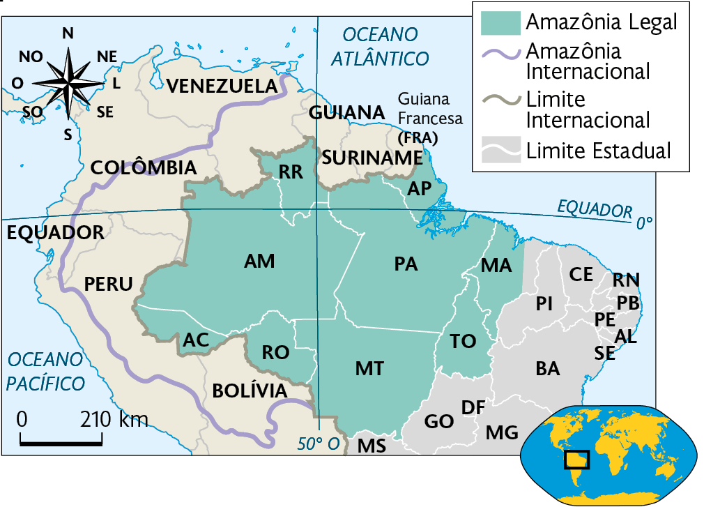 Mapa da Amazônia Legal e internacional. Amazônia Legal: Acre, Amazonas, Roraima, Amapá, Pará, Rondônia, Mato Grosso, Tocantins e centro-oeste do Maranhão. Amazônia Internacional: região citada, unida ao norte da Bolívia, porção leste do Peru, do Equador, centro-sul da Colômbia, sul e leste da Venezuela, Guiana, Suriname e Guiana Francesa (França). No canto inferior direito, mapa de localização, planisfério destacando a região descrita. No canto superior esquerdo, a rosa dos ventos e na parte inferior, a escala: 210 quilômetros por centímetro.