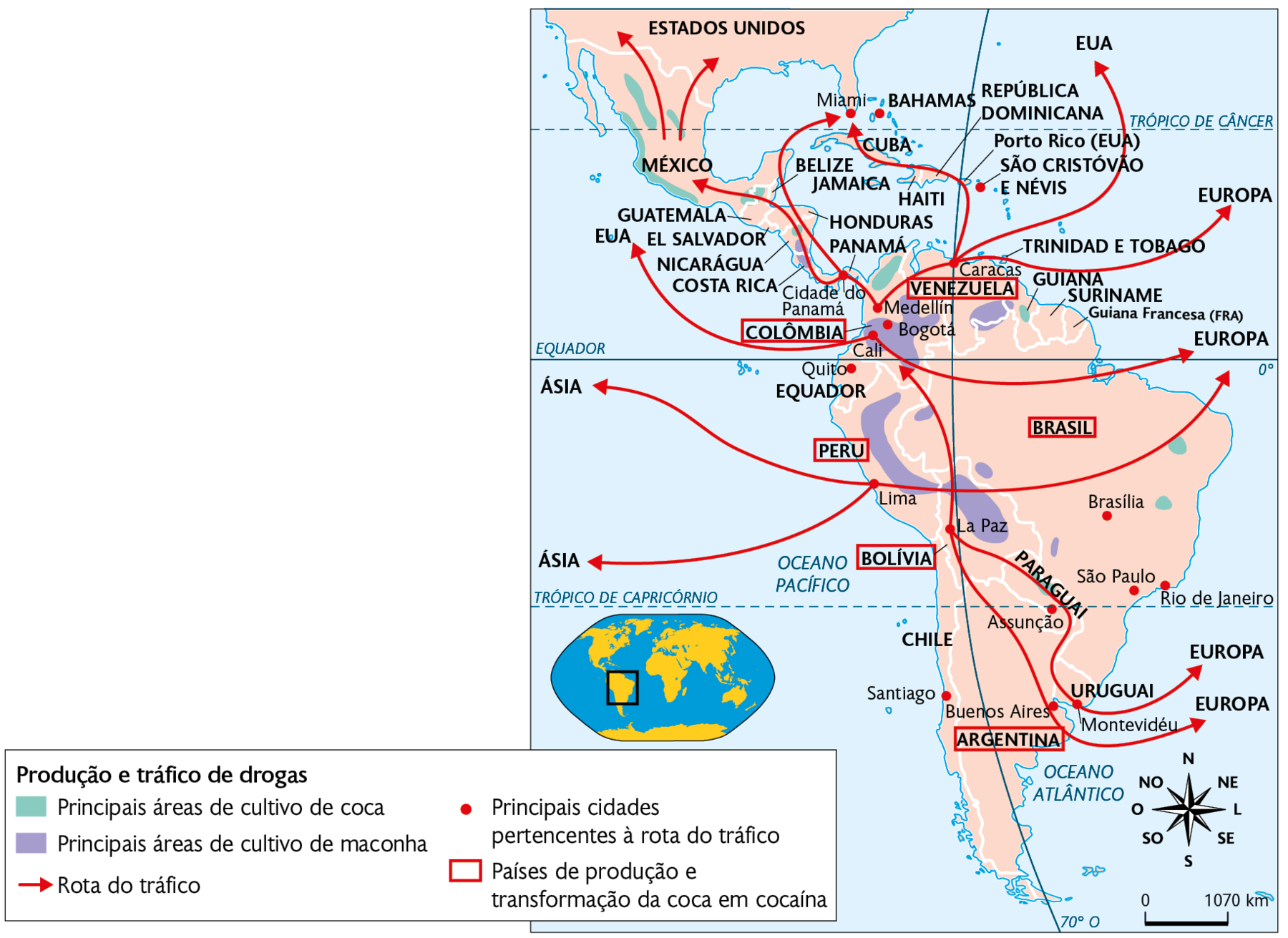 Mapa. Rotas do narcotráfico na América Latina (2013). Produção e tráfico de drogas. Principais áreas de cultivo de coca: áreas no norte, oeste e pequena área no sul do México, norte de Nicarágua, noroeste da Colômbia. Principais áreas de cultivo de maconha: sul de Nicarágua, norte da Costa Rica, centro e sudeste da Colômbia, sudeste da Venezuela, noroeste de Guiana, faixa no centro de norte a sul do Peru, norte da Bolívia, extremo norte e pequenas áreas no oeste do Brasil. Rota do tráfico: De Medellín na Colômbia para Cidade do Panamá e para Miami, nos Estados Unidos e para o México; de Cali na Colômbia para Estados Unidos, e para Europa; de Caracas na Venezuela para Medellín, Estados Unidos e Europa; de Lima no Peru para Ásia e Europa; de La Paz na Bolívia para a Colômbia, Uruguai e Europa. Principais cidades pertencentes à rota do tráfico: Miami, Bahamas, São Cristóvão e Névis, Caracas, Medellín, Bogotá, Cali, Quito, Lima, La Paz, Assunção, Brasília, São Paulo, Rio de Janeiro, Montevidéu e Buenos Aires. Países de produção e transformação da coca em À cocaína: Colômbia, Venezuela, Peru, Brasil, Bolívia, Argentina. À esquerda, mapa de localização, planisfério destacando a região descrita. No canto inferior direito, a rosa dos ventos e a escala: 1070 quilômetros por centímetro.