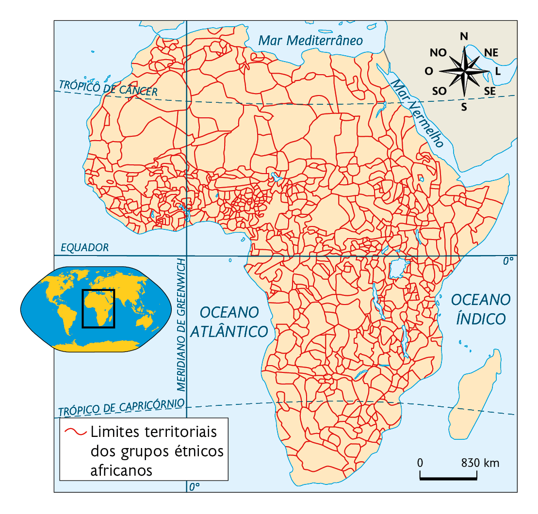 Mapa. Divisão étnica da África. O continente está inteiro demarcado com limites territoriais dos grupos étnicos africanos com áreas maiores na região norte e menores no centro-oeste. À esquerda, mapa de localização, planisfério destacando a região descrita. No canto superior direito, a rosa dos ventos e na parte inferior, a escala: 830 quilômetros por centímetro.