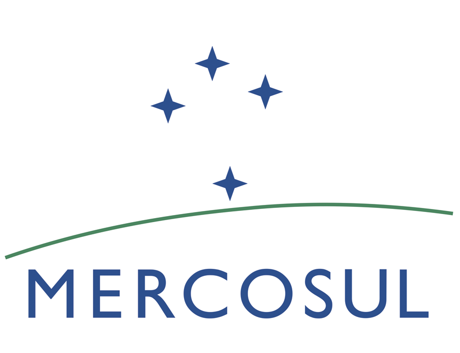 Bandeira do Mercosul composta por quatro estrelas nos quatro pontos principais, norte, leste, oeste e sul, seguido por uma linha verde curva abaixo e em seguida, o nome em letras maiúsculas.
