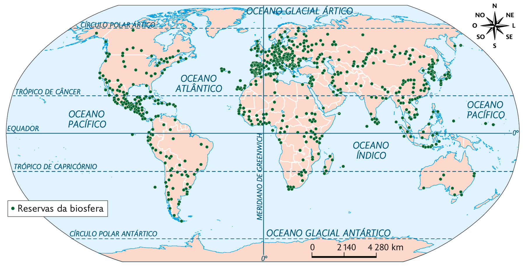 Mapa. Reservas da biosfera no mundo (2020). 
Reservas da biosfera: norte, oeste, leste e em maior quantidade no sul da América do Norte; toda a América Central, áreas dispersas em toda a América do Sul, grande parte da Europa, áreas dispersas no norte, oeste, leste e sul da África; sul e sudeste da Ásia, áreas no sul da Oceania. No canto superior direito, a rosa dos ventos, na parte inferior, a escala: 2140 quilômetros por centímetro.
