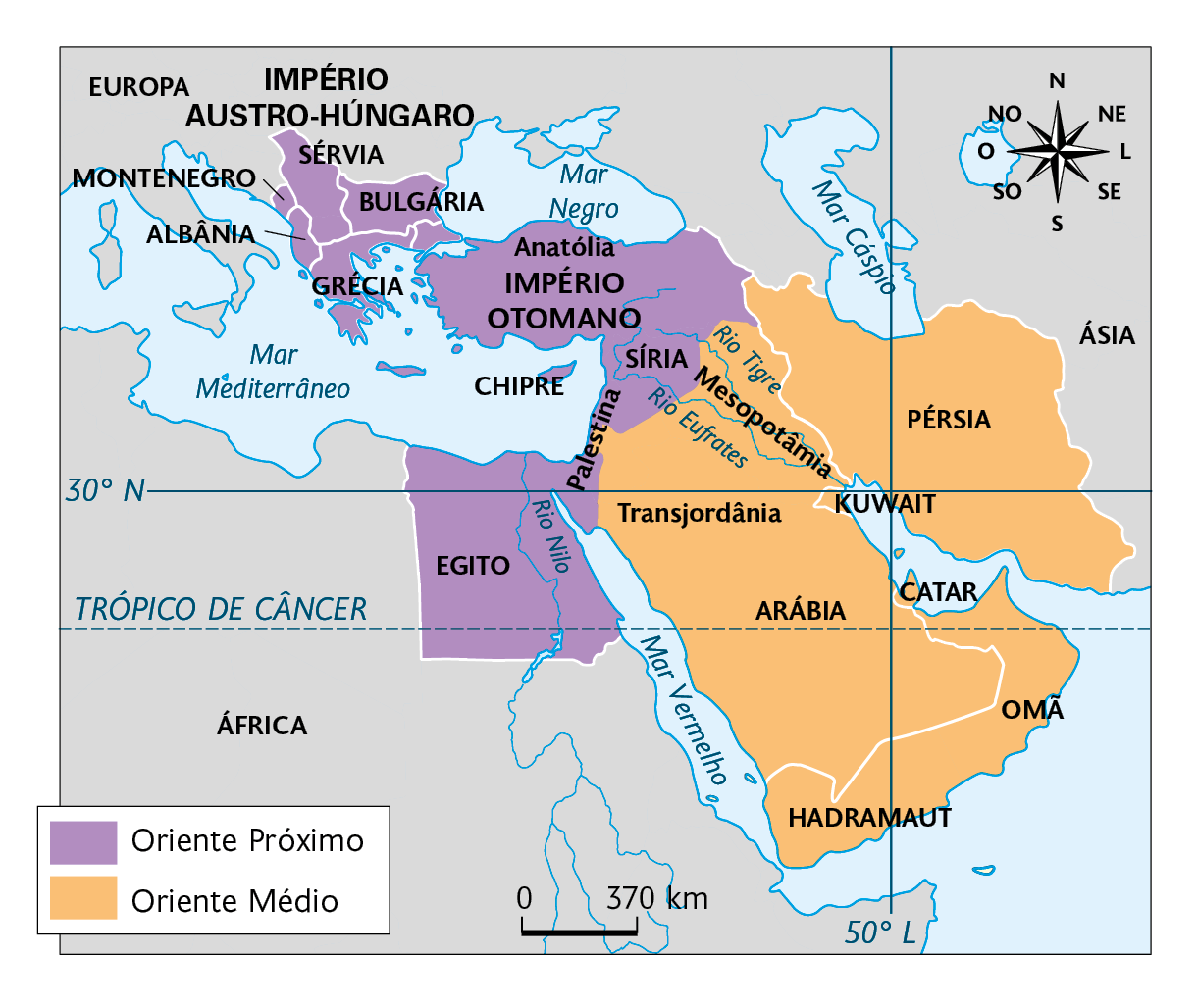 Mapa. O Oriente Próximo e o Oriente Médio – Início do século 20. Oriente Próximo: Albânia, Montenegro, Sérvia, Bulgária, Império Otomano, Anatólia, Síria, Palestina, Egito e Chipre. Oriente Médio: Pérsia, Mesopotâmia, Transjordânia, Kuwait, Arábia, Catar, Omã, Hadramaut. No canto superior direito, a rosa dos ventos. Na parte inferior, a escala: 370 quilômetros por centímetro.