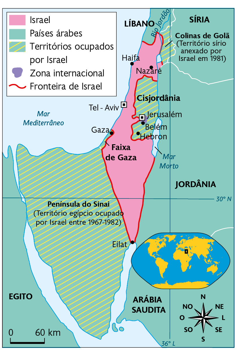 Mapa. Israel (1967). Israel: norte, oeste e centro-sul do território, com as cidades de Haifa, Nazaré e Eilat. Países árabes: Líbano, Síria, Jordânia, Arábia Saudita e Egito. Territórios ocupados por Israel: Faixa de Gaza com Gaza, Península do Sinal (Território egípcio ocupado por Israel entre 1967 a 1982), Cisjordânia, com Jerusalém, Belém e Hebron e Colinas de Golã (Território Sírio anexado por Israel em 1981). Zona internacional: área ao redor de Jerusalém. Fronteira de Israel:  fronteira do Líbano e Síria, região ao redor da Cisjordânia, Faixa de Gaza, fronteira com Egito e Transjordânia. No canto inferior direito, mapa de localização, planisfério destacando a região descrita, a rosa dos ventos e à esquerda, a escala: 60 quilômetros por centímetro.