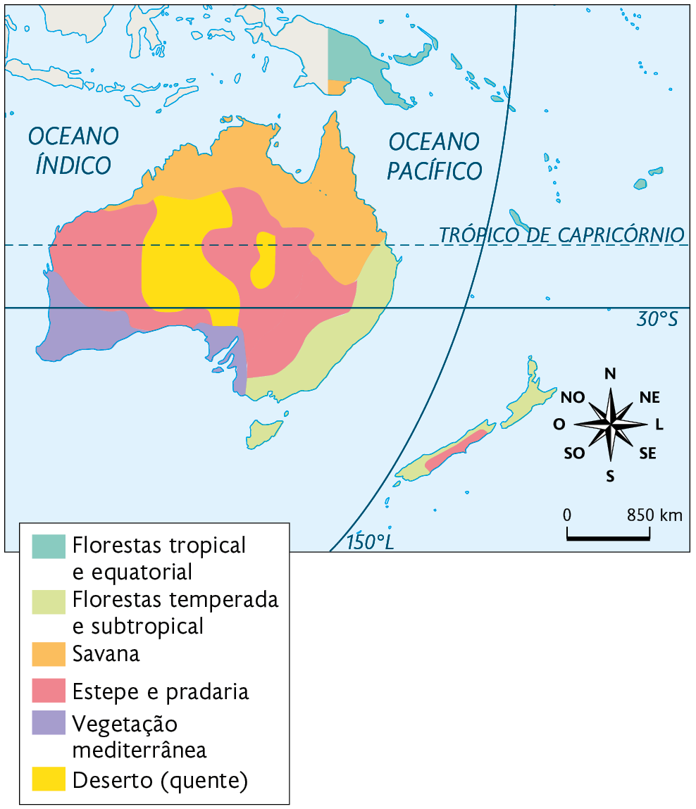 Mapa. Vegetação original da Oceania. Florestas tropical e equatorial: Papua Nova Guiné. Florestas temperada e subtropical: costa leste da Austrália e costa da Nova Zelândia. Savana: porção norte da Austrália e pequena área no sul da Papua Nova Guiné. Estepe e pradaria: áreas no oeste e leste da Austrália e faixa no sul da Nova Zelândia. Vegetação mediterrânea: sudoeste e sul da Austrália. Deserto (quente): área no centro da Austrália. No canto inferior direito, rosa dos ventos e a escala: 850 quilômetros por centímetro.