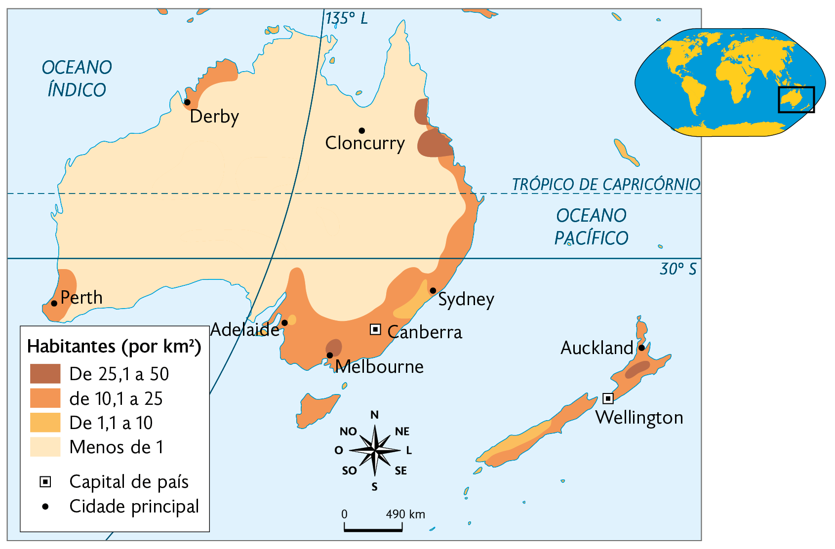 Mapa. Densidade demográfica da Austrália e da Nova Zelândia (2015). Habitantes (por quilômetros quadrados). De 25,1 a 50: áreas no nordeste e ao redor de Melbourne e no leste da Nova Zelândia. De 10,1 a 25: áreas no noroeste com Derby, no sudoeste, com Perth, costa leste com Sydney, a capital: Canberra e Nova Zelândia. De 1,1 a 10: no sudeste e sul próximo as cidades: Sydney e Adelaide, e sul da Nova Zelândia. Menos de 1: grande parte da Austrália com Cloncurry. No canto superior direito, mapa de localização, planisfério destacando a região descrita. Na parte inferior, a rosa dos ventos e a escala: 490 quilômetros por centímetro.