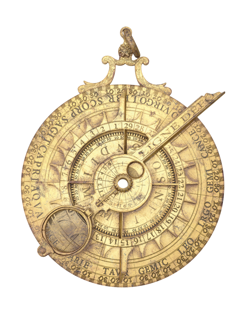 Fotografia. Um astrolábio, equipamento dourado, circular com hastes e uma lupa, com inscrições ao redor.