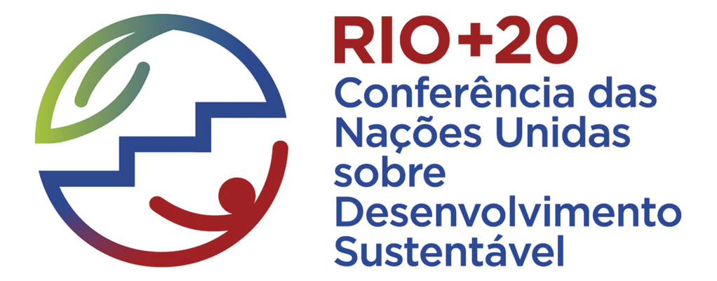 Símbolo composto por um uma folha e uma pessoa compondo um círculo com degraus entre eles. Ao lado, a inscrição: RIO mais 20. Conferência das Nações Unidas sobre Desenvolvimento Sustentável.
