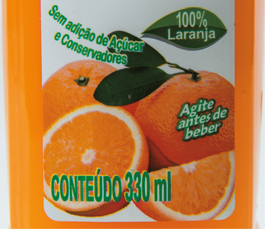 Fotografia. Destaque para uma caixa de suco com foto de laranjas e as informações: 100 por cento laranja; Sem adição de açúcar e conservantes. Agite antes de beber. Conteúdo: 330 mililitros.