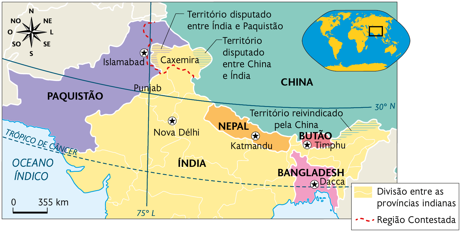 Mapa. Caxemira (2013). Mostrando Paquistão, capital: Islamabad, Índia, capital: Nova Délhi, Nepal, capital: Katmandu, Butão, capital: Timphu, Bangladesh, capital: Dacca e China. Região contestada: norte do Paquistão e noroeste da Índia, onde estão indicados: Território disputado entre Índia e Paquistão e Território disputado entre China e Índia. Na porção nordeste da Índia, outro território indicado como: Território reivindicado pela China. No território indiano estão demarcadas a Divisão entre as províncias indianas. No canto superior direito, mapa de localização, planisfério destacando a região descrita. No canto superior esquerdo, a rosa dos ventos e na parte inferior, a escala: 355 quilômetros por centímetro.