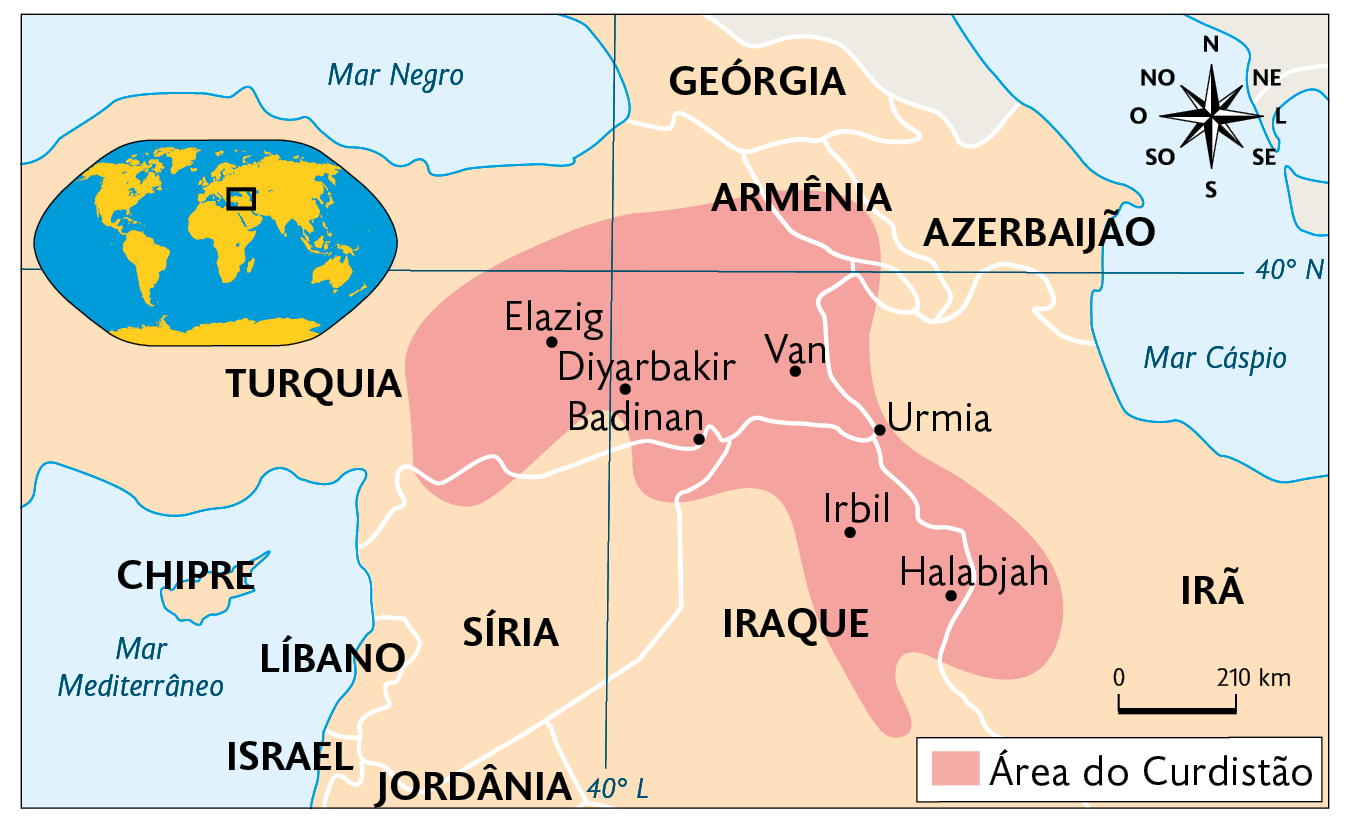 Mapa. Área ocupada pelos curdos (2019). Área do Curdistão: oeste da Turquia, com as cidades indicadas de: Elazig, Diyarbakir, Badinan, Van; áreas no norte da Síria, norte do Iraque com as cidades de Irbil e Halabjah e oeste do Irã com a cidade de Urmia. No canto superior esquerdo, mapa de localização, planisfério destacando a região descrita. No canto superior direito, a rosa dos ventos e na parte inferior, a escala: 210 quilômetros por centímetro.