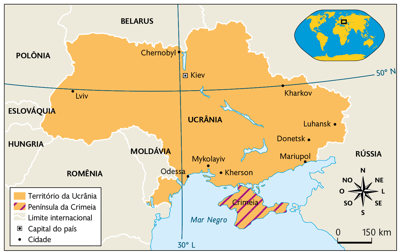 Mapa. Território da Ucrânia (2016). Território da Ucrânia: Região que faz fronteira com Rússia, Belarus, Polônia, Eslováquia, Hungria, Romênia e Moldávia. Destaque para a capital: Kiev e as cidades: Chernobyl, Lviv, Mykolayiv, Kherson, Mariupol, Donetsk, Luhansk e Kharkov. Península da Crimeia: região ao sul, no Mar Negro. No canto superior direito, mapa de localização, planisfério destacando a região descrita. No canto inferior direito, a rosa dos ventos e a escala: 150 quilômetros por centímetro.