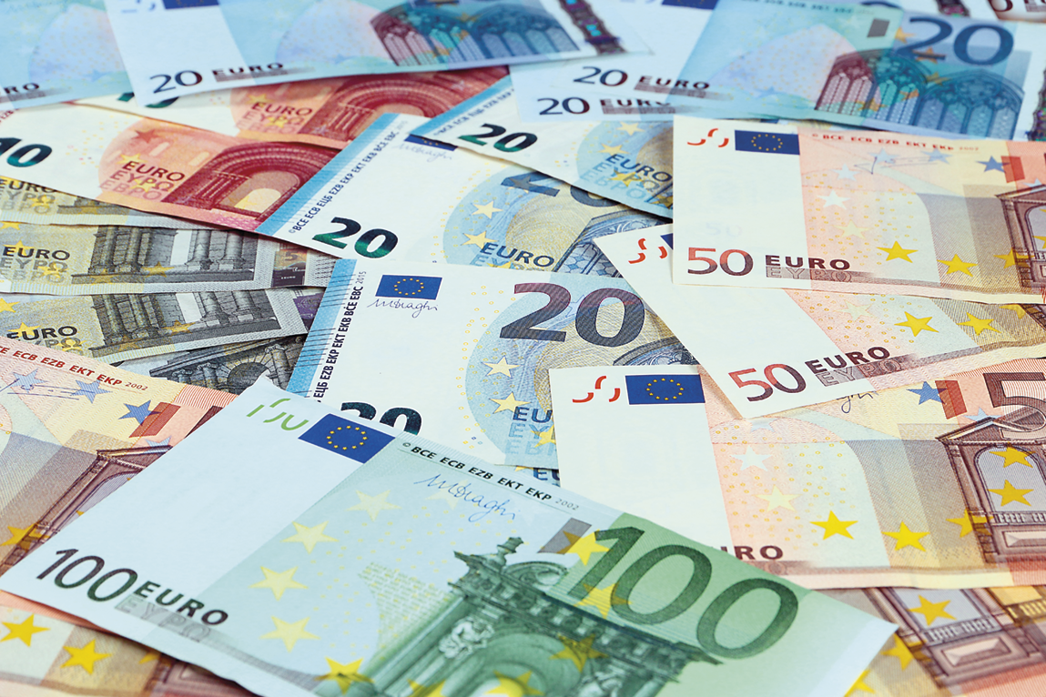 Fotografia. Notas de euro de 100, 50, 20 em azul, laranja e verde.