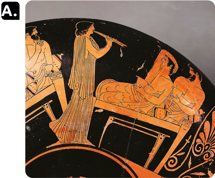 Fotografia 'A'. Detalhe de pintura de vaso. À esquerda, uma mulher com tecido ao redor do corpo toca um aulo. À direita, dois homens com tecido ao redor da cintura estão sentados e ouvindo a mulher tocar.