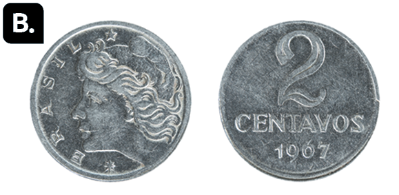 Fotografia 'B'. À esquerda, verso de moeda cinza com detalhes em relevo do rosto de uma pessoa, e o texto nas bordas: Brasil. À direita, reverso da moeda com o número 2, abaixo, o texto: centavos 1967.
