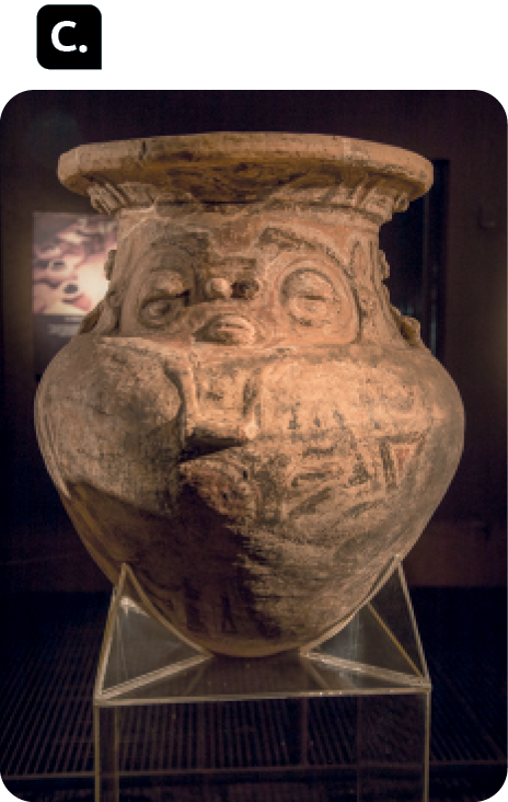 Escultura 'C'. Um vaso de cerâmica com detalhes em relevo.