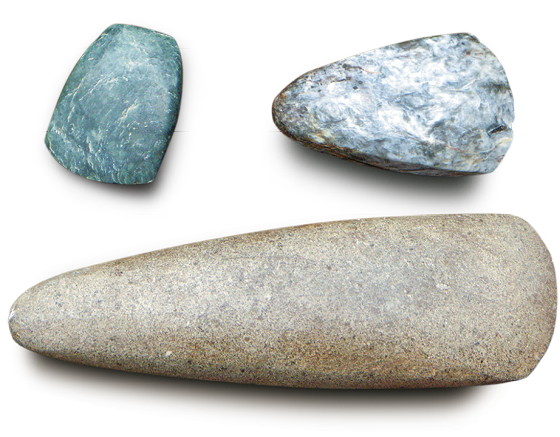Fotografia. Uma pedra lisa em forma retangular com uma ponta arredondada. Acima, uma pedra com tons de azul em forma de um quadrado e com uma das pontas levemente arredondadas. Ao lado, uma pedra com tons em branco em formato de triangulo.