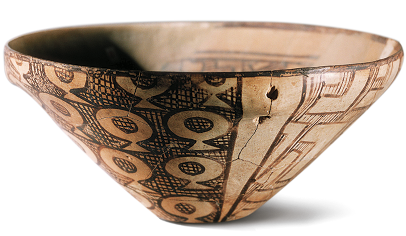 Fotografia. Um vaso de cerâmica marrom com a ilustração de listras e formas geométricas na parte exterior. Há uma pequena rachadura na peça.