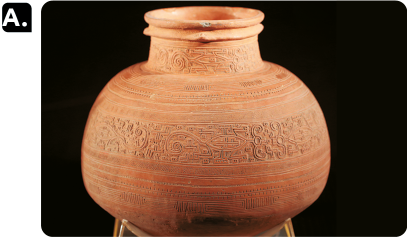 Fotografia A. Vaso de cerâmica vermelho com pequenos detalhes em relevo na parte externa. Na parte inferior, forma arredondada.