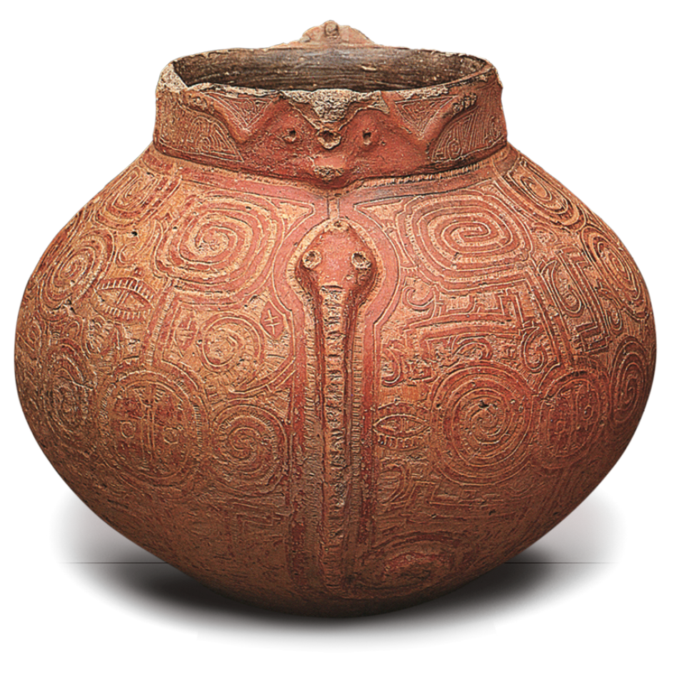 Fotografia. Vaso de cerâmica com a parte inferior arredondada. Detalhes em relevo que representam uma cobra e linhas em espirais.