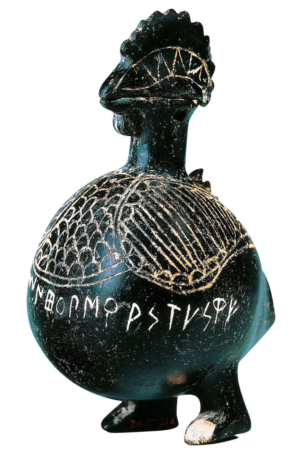 Fotografia. Vaso de cerâmica escuro com forma de uma animal com bico, crista e duas patas. No vaso há linhas tracejadas e elementos da escrita etrusca.