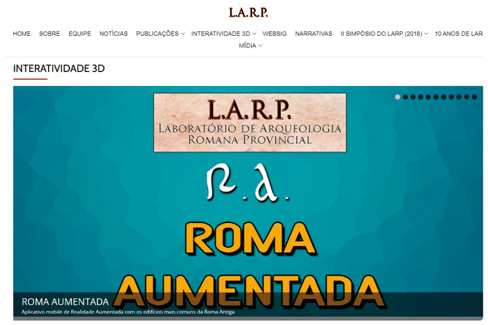 Página de Internet. Na parte superior, o nome do site: L.A.R.P. Abaixo, barra de menu. Em seguida, cartaz com o texto: L.A.R.P. Laboratório de Arqueologia Romana Provincial. R.A. ROMA AUMENTADA. No fundo, cor azul.