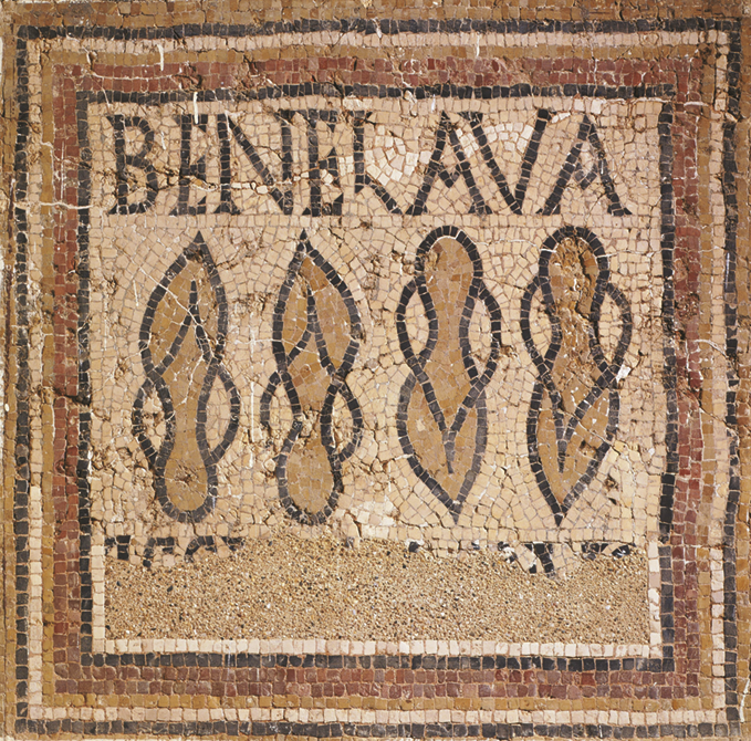 Mosaico. Na parte superior, o texto: BENELAVA. Abaixo, desenho de dois pares de sandálias.