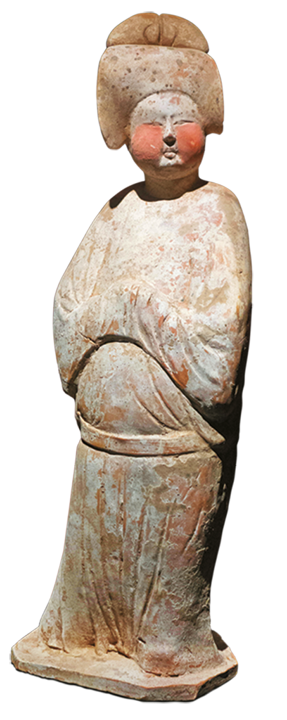 Escultura. Uma mulher, com cabelos presos, bochechas vermelhas e usando um quimono com as mãos escondidas dentro do tecido na frente do corpo. A peça apresenta desgaste pela passagem do tempo.