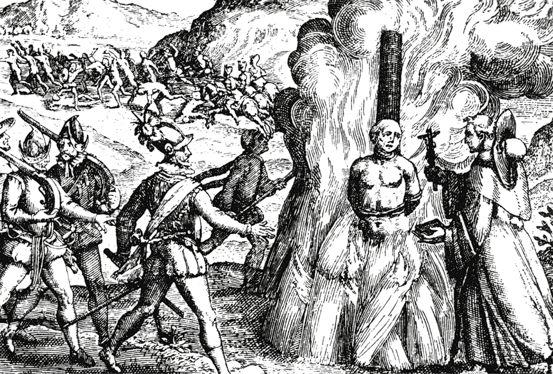 Gravura em preto e branco. À esquerda, três homens usando farda e chapéu com penas. Ao lado, um homem em uma estaca de madeira sobre uma fogueira. À direita, um homem, usando batina e chapéu, segura uma cruz com uma das mãos. Ao fundo, várias pessoas correndo.