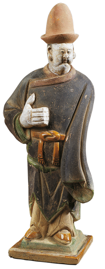 Escultura. Um homem, usando um chapéu alto, quimono e calça e com uma corda amarrada na cintura, está de pé. A mão direita está na frente do corpo.