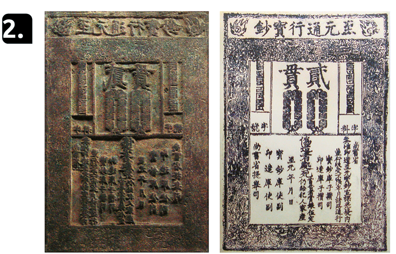 Fotografia 2. À direita, placa de metal com detalhes em relevo, composta por elementos da escrita chinesa. À direita, papel marcado, com tinta preta, os elementos da escrita chinesa contidos na placa de metal.