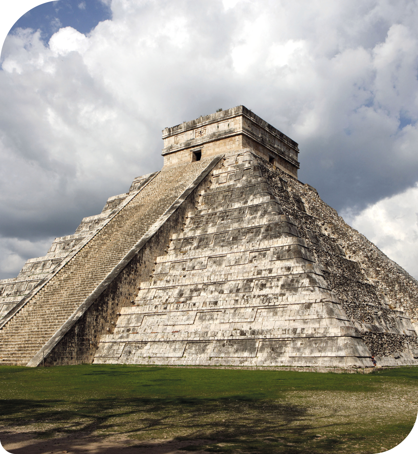 Fotografia. Uma pirâmide de pedra com uma escadaria central.