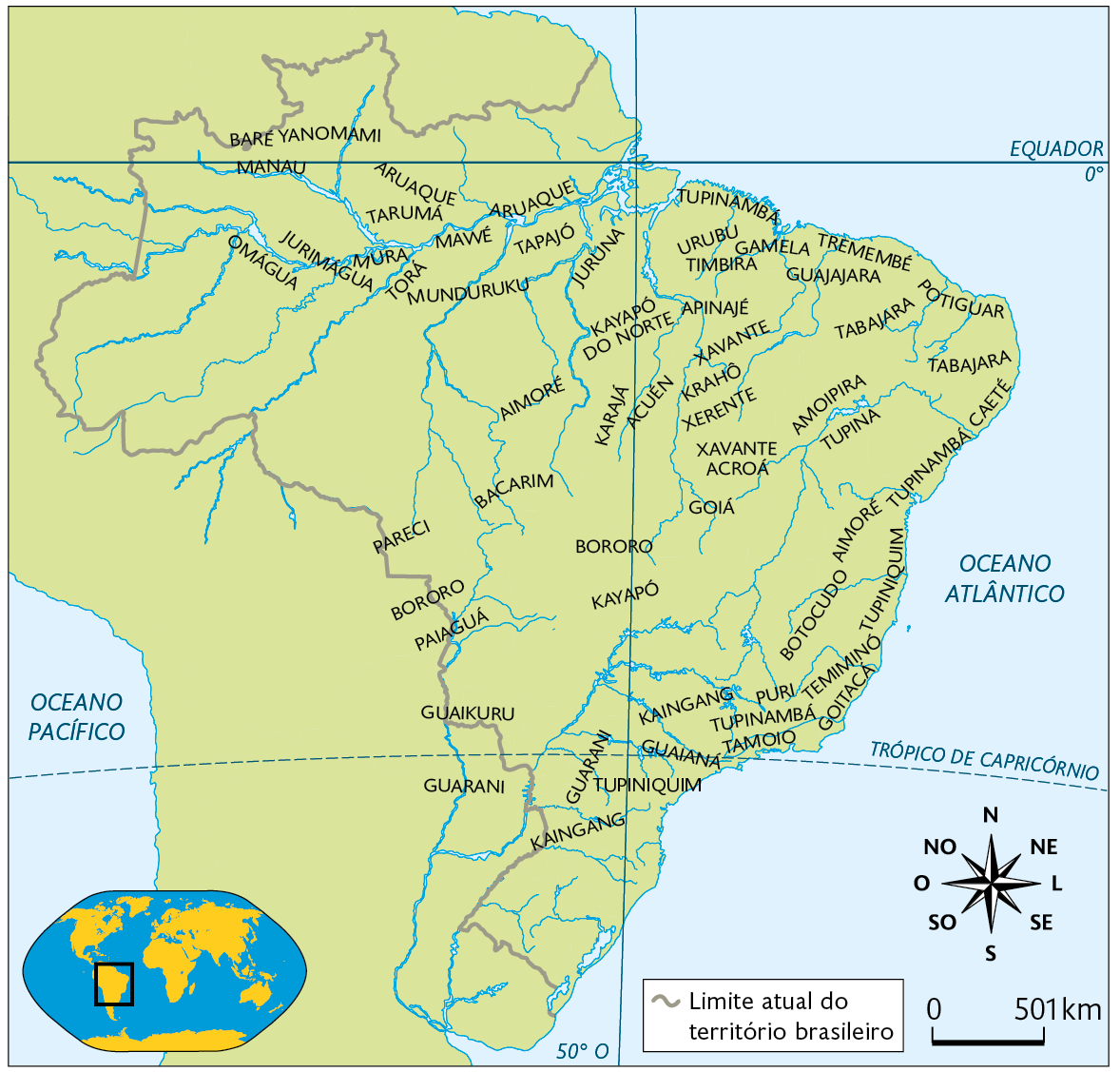Mapa. Os povos indígenas do Brasil (século 16). Mapa territorial: Povos: Região Norte: BARÉ YANOMAMI, MANAU, JURIMÁGUA, OMÁGUA, MURA, ARUAQUE, TARUMÁ, MAWÉ, ARUAQUE, TAPAJÓ, MUNDURUKU, JURUNA, AIMORÉ, KAYAPÓ DO NORTE, KARAJÁ  e ACUÉN. Região Nordeste: TUPINAMBÁ, TABAJARA, GUAJAJARA, TIMBIRA, GAMELA, URUBU, TREMEMBÉ, POTIGUAR, APINAJÉ, XAVANTE, KRAHÔ, XERENTE, XAVANTE, AMOIPIRA, TUPINA, GOIÁ, AIMORÉ, CAETÉ, TUPINAMBÁ, TUPINIQUIM, TABAJARA e ACROÁ. Região Centro-oeste: PARECI, PAIAGUÁ, GUAIKURU, BORORO, KAYAPÓ e BACARIN. Região Sudeste: GUAIANÁ, KAINGANG, TUPINAMBÁ, PURI, TAMOIO, BOTOCUDO, TEMIMINÓ e GOITACÁ. Região Sul: GUARANI, KAINGANG e TUPINIQUIM. Na parte inferior, à esquerda, planisfério destacando parte da América do Sul, ao lado, representação da rosa dos ventos e escala de 501 quilômetros por centímetro.