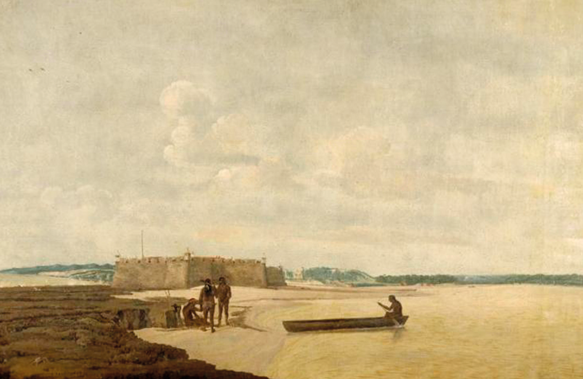 Pintura. Ao centro, uma pessoa em um barco pequeno a remo, próximo as margens da praia. Na praia, duas pessoas de pé e outras sentadas. Ao fundo,  construção de pedra.