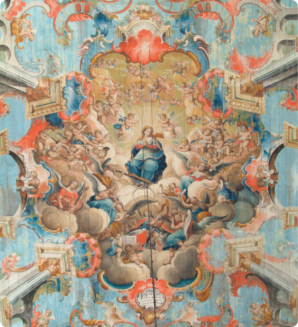 Pintura. Centralizado, uma mulher, usando um vestido azul, está com as mãos juntas na frente do corpo. Ao redor, diversos anjos entre as nuvens. Nas margens, contornos de azul e vermelho com quatro colunas.