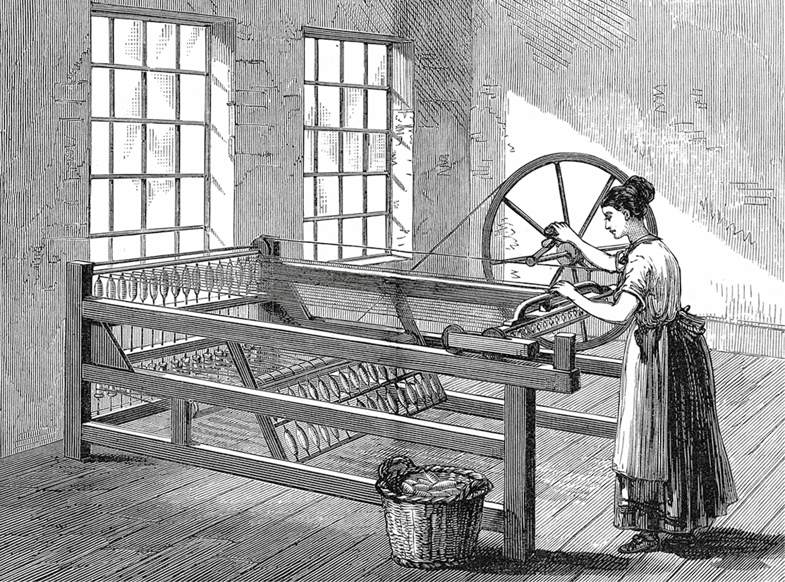 Ilustração em preto e branco. Uma mulher com cabelos presos, usando blusa, saia comprida e avental, está de pé com as mãos sobre uma máquina de madeira de tear.