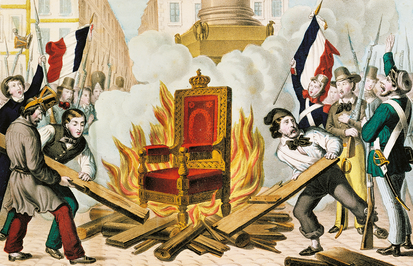Litogravura. Centralizado, um trono vermelho com detalhes em dourado está em uma fogueira. Ao redor, dois homens colocam madeira na fogueira enquanto outros homens, alguns fardados e armados e outros com roupas coloridas, levantam as mãos. Ao fundo, algumas bandeiras da França.