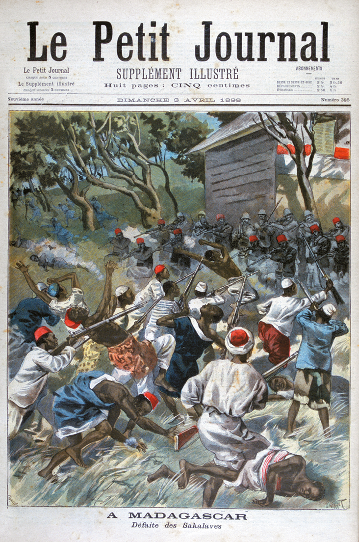 Capa de jornal. Na parte superior, o texto: Le Petit Journal. Ao centro, ilustração de homens negros, usando chapéu e segurando com as mãos armas, correm em direção a um grupo de homens fardados e armados. Abaixo, o texto: A MADAGASCAR. DÉFAITE DES SAKALAVES.