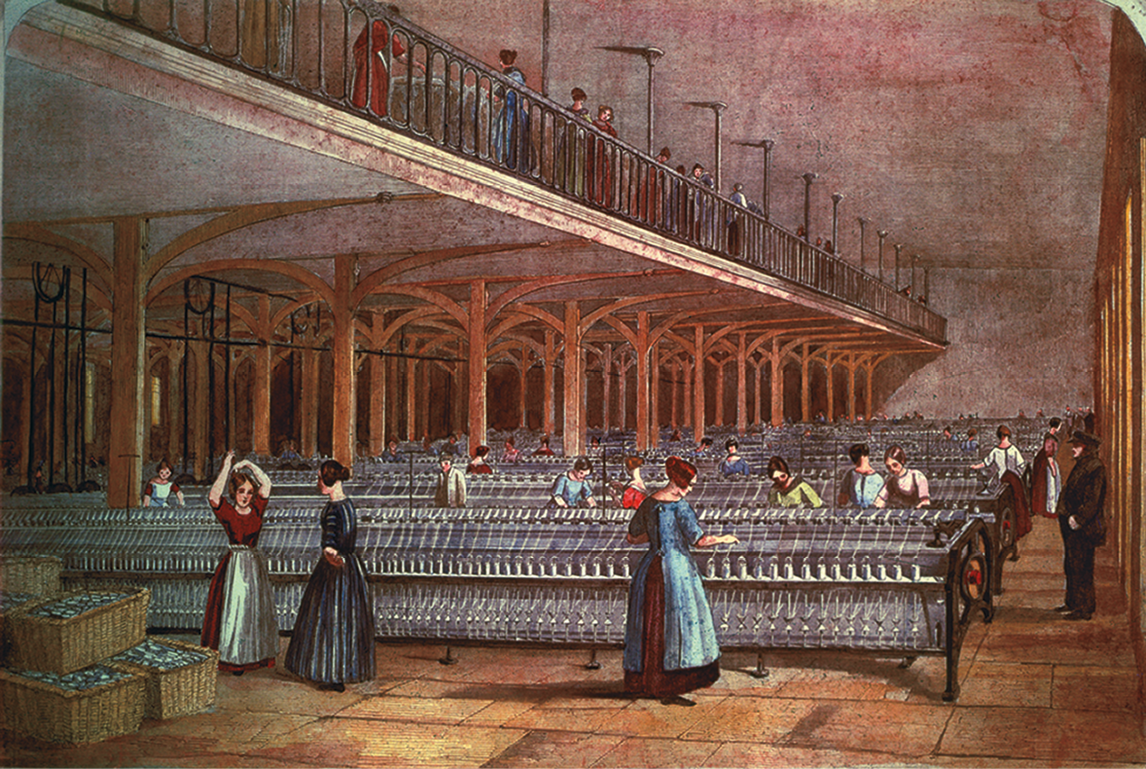 Litogravura. Mulheres, usando avental e roupas coloridas,  estão de pé com as mãos em uma máquina de tecido dispostas em fileiras. À esquerda, um homem as observa enquanto trabalham.