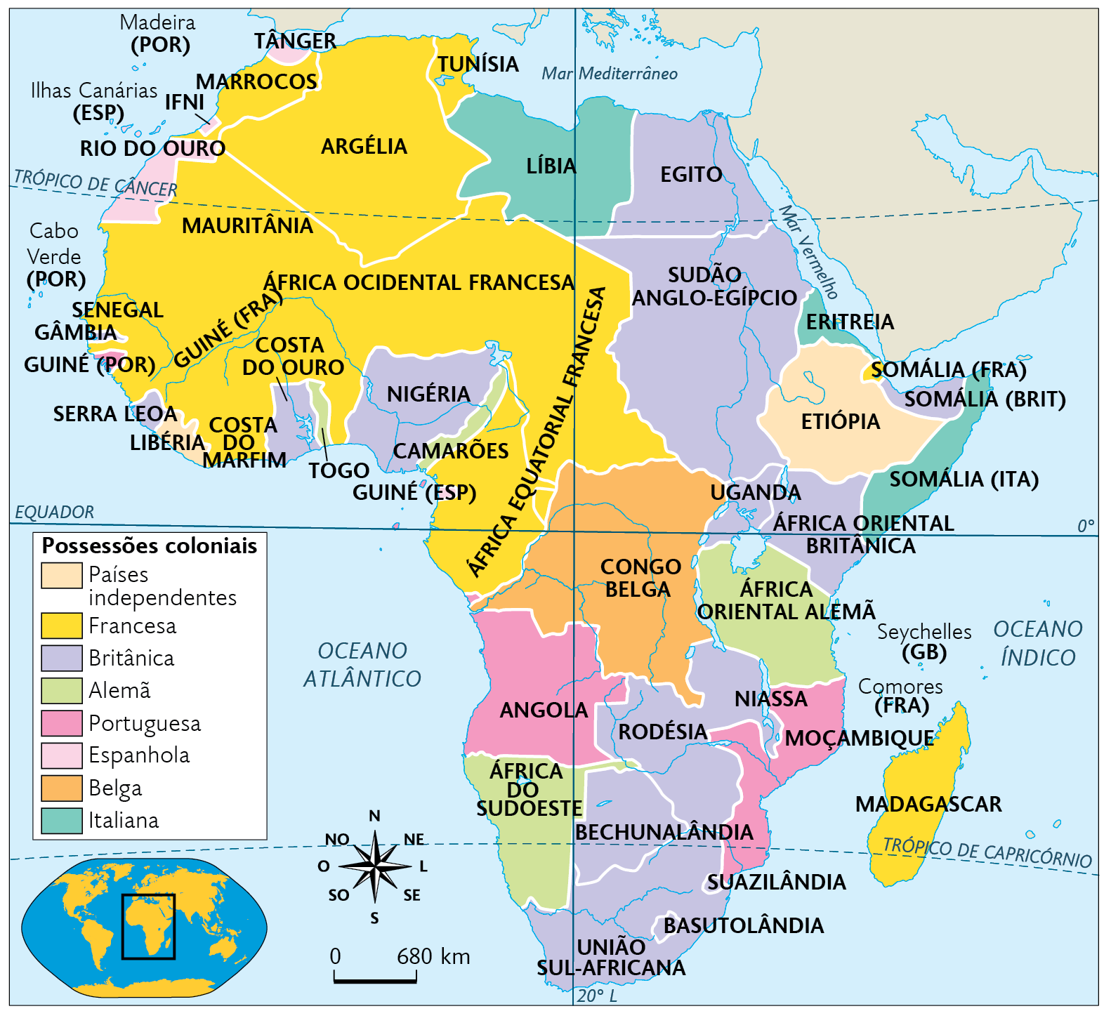 Mapa. A divisão da África de acordo com a Conferência de Berlim (século 19). Mapa territorial destacado conforme legenda: Países independentes: ETIÓPIA e LIBÉRIA. Possessões coloniais Francesa: MARROCOS, ARGÉLIA, TUNÍSIA, MAURITÂNIA, ÁFRICA OCIDENTAL FRANCESA, SENEGAL, COSTA DO MARFIM, ÁFRICA EQUATORIAL FRANCESA, GUINÉ (FRANÇA), SOMÁLIA (FRANÇA), COMORES e MADAGASCAR. Possessões coloniais Britânica: GÂMBIA, SERRA LEOA, COSTA DO OURO, NIGÉRIA, EGITO, SUDÃO ANGLO-EGÍPCIO, SOMÁLIA (BRITÂNICA), UGANDA, ÁFRICA ORIENTAL BRITÂNICA, NIASSA, RODÉSIA, BECHUNALÂNDIA, SUAZILÂNDIA, BASUTOLÂNDIA, SEYCHELLES e UNIÃO SUL-AFRICANA. Possessões coloniais Alemã: TOGO, CAMARÕES, ÁFRICA ORIENTAL ALEMÃ e ÁFRICA DO SUDOESTE. Possessões coloniais Portuguesa: MADEIRA, CABO VERDE, ANGOLA, MOÇAMBIQUE e GUINÉ (PORTUGAL). Possessões coloniais Espanhola: ILHAS CANÁRIAS, TÂNGER e RIO DO OURO. Possessões coloniais Belga: CONGO BELGA. Possessões coloniais Italiana: LÍBIA, ERITREIA e SOMÁLIA (ITÁLIA). No canto inferior à esquerda, planisfério destacando a África e parte da Europa. Ao lado, rosa dos ventos e escala de 680 quilômetros por centímetro.