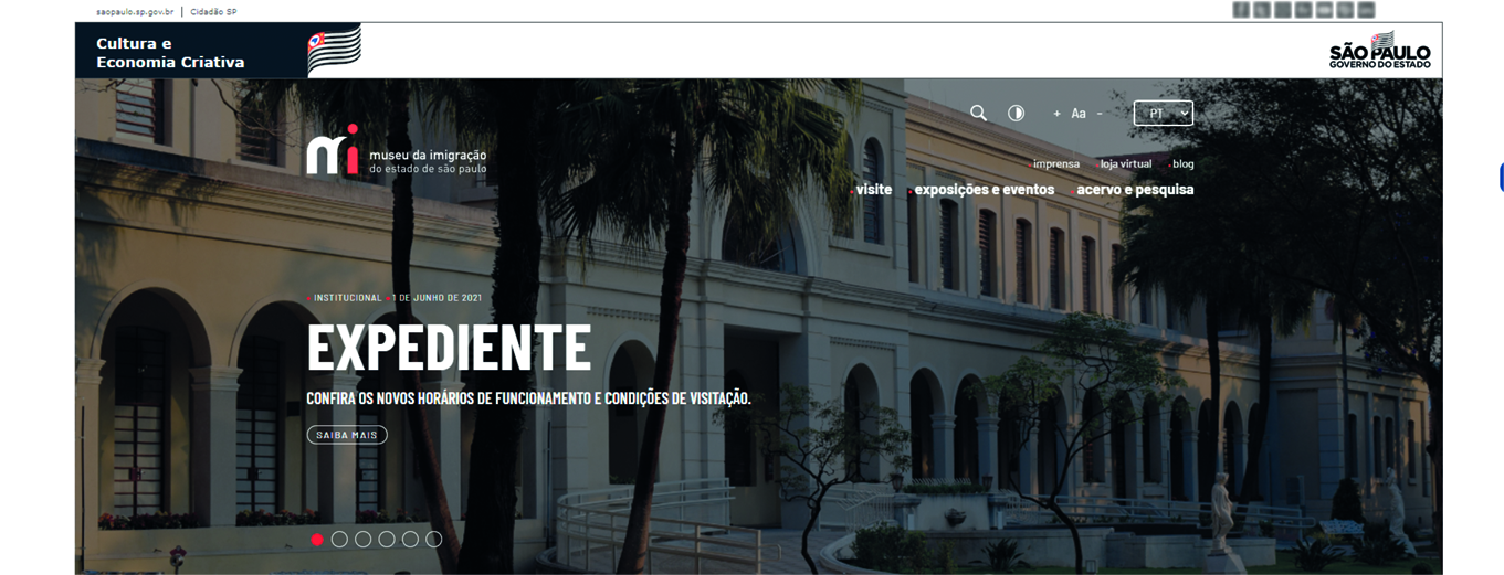 Página de Internet. Na parte superior, o nome da página: Museu da Imigração do estado de São Paulo. No fundo, fotografia da fachada do museu, com muitas janelas e colunas com arcos.