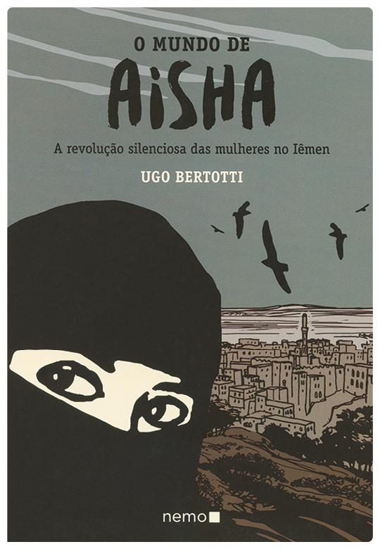 Capa de livro. Na parte superior, o título do livro: O mundo de Aisha: a revolução silenciosa das mulheres no Iêmen. Seguido, o nome do autor: Ugo Bertotti. No fundo, ilustração destacando o busto de uma mulher com o rosto coberto com um lenço, mostrando apenas os olhos. Atrás, silhueta de uma cidade.