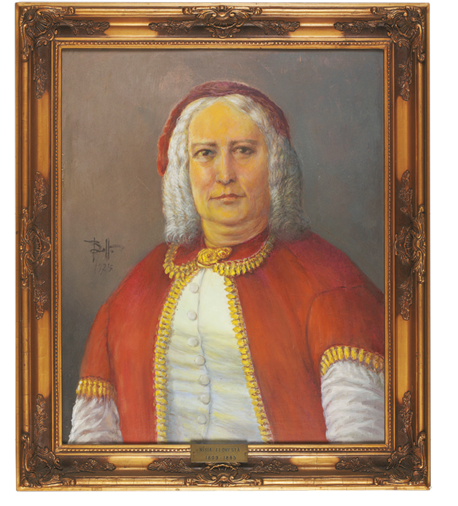 Pintura. Destaque no busto de uma mulher com cabelos brancos cacheados na altura do ombro,  usando um chapéu e blusa vermelha com detalhes em dourado e uma camisa branca