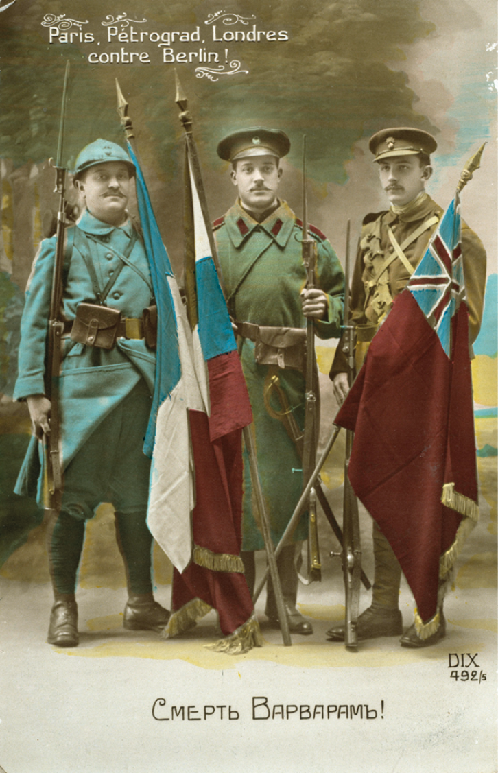 Cartão postal. À esquerda, um homem, usando farda azul, está segurando a bandeira da França. Centralizado, um homem, usando farda verde com quepe na cabeça, está segurando com as mãos a bandeira da Rússia. À direita, um homem, com farda verde, está segurando com as mãos a bandeira britânica.