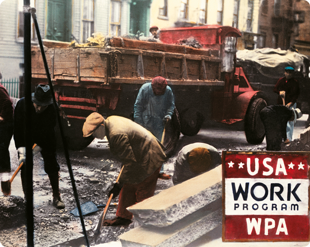 Fotografia. pessoas segurando enxadas, pás e picaretas em um canteiro de obra. No canto inferior, à direita, o texto: USA WORK PROGRAM WPA. Ao fundo caminhão.