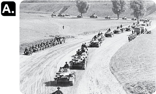 Fotografia em preto e branco 'A'. Carros blindados com soldados enfileirados.